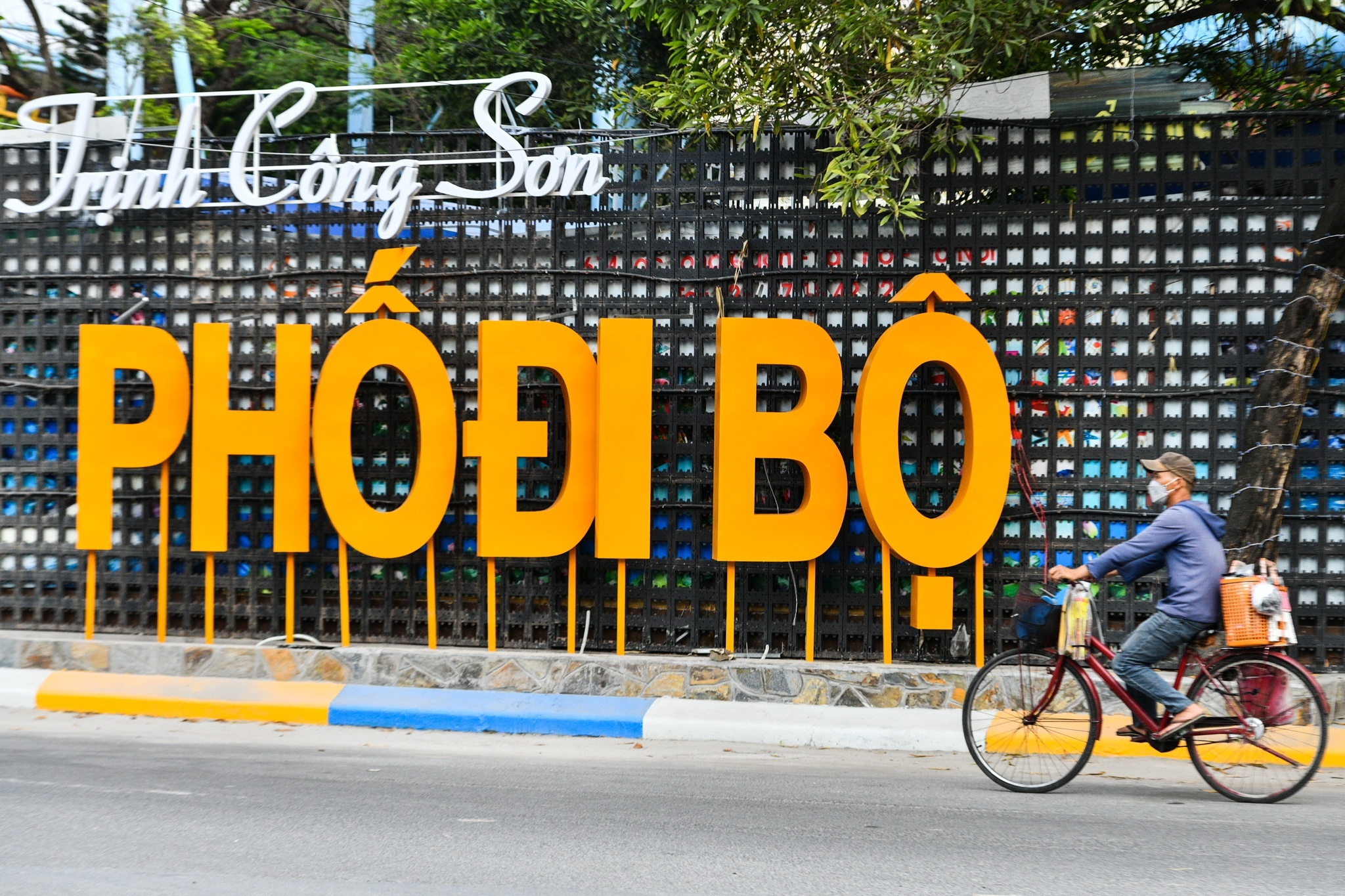 Nghich ly pho di bo Ha Noi hinh anh