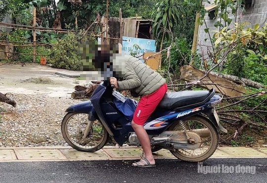 Nam thanh nien guc chet tren xe may ben ve duong hinh anh