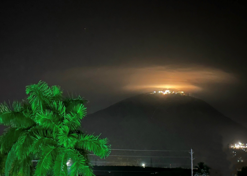 Xuat hien quang may sang cuc la tren dinh nui Ba Den hinh anh