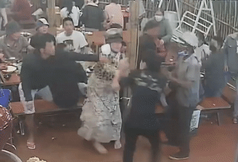 Nhom nguoi hanh hung nhan vien nha hang o Lam Dong hinh anh