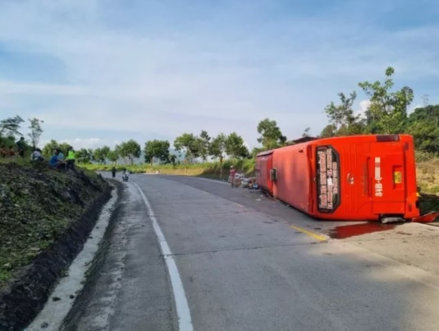 lat xe khach o quang nam anh 1