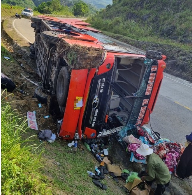 lat xe khach o quang nam anh 2