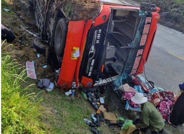 Hang chuc nguoi la het hoang loan trong xe khach bi lat o Quang Nam hinh anh