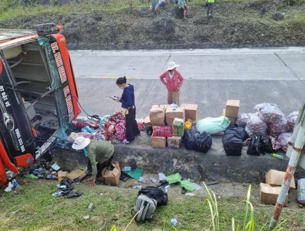 lat xe khach o quang nam anh 3