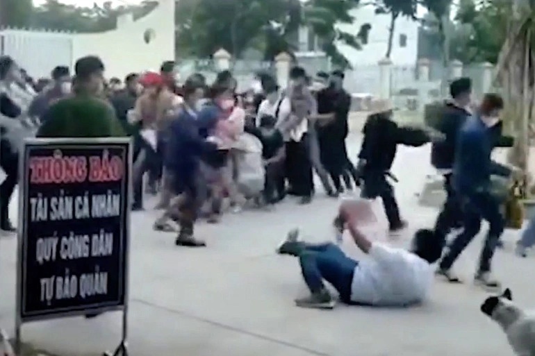 Binh Phuoc: Hang tram nguoi chen lan, te nga de duoc lam so do hinh anh