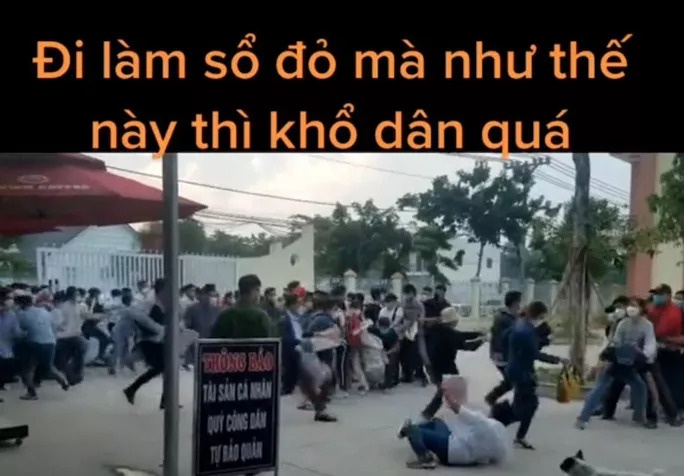 Hang tram nguoi chen lan de duoc lam so do anh 1