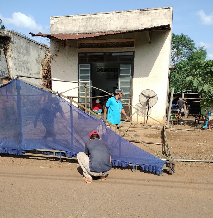 hoc sinh chet duoi anh 1