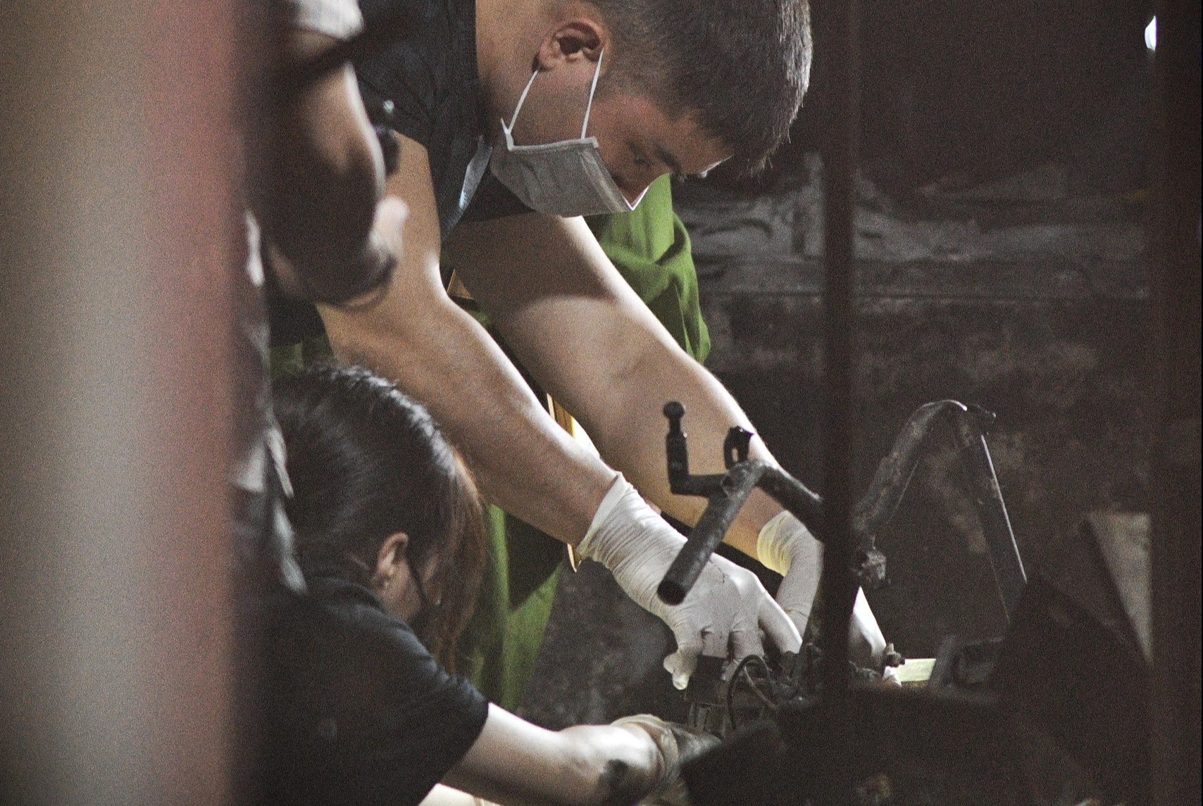 'Lua chay ngun ngut, 2 bo con that thanh keu cuu tren tang tum' hinh anh