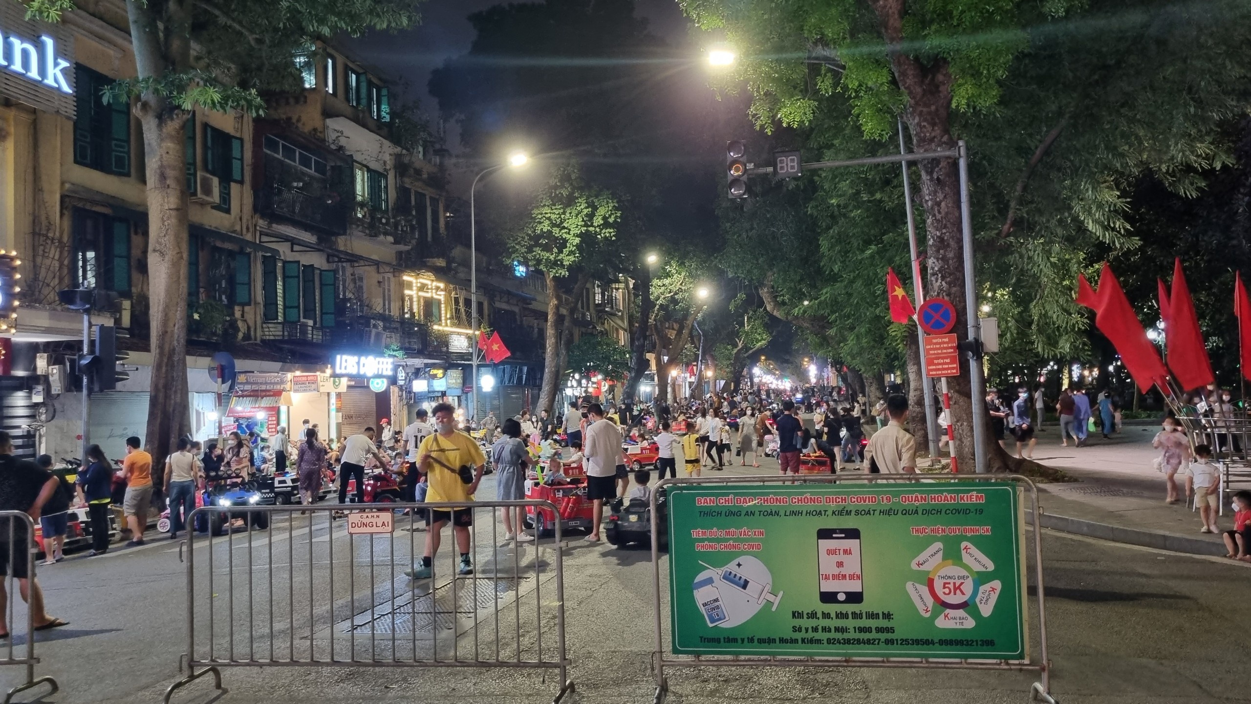 xe điện ở phố đi bộ hồ Gươm ảnh 2 xe dien o pho di bo ho Guom anh 2