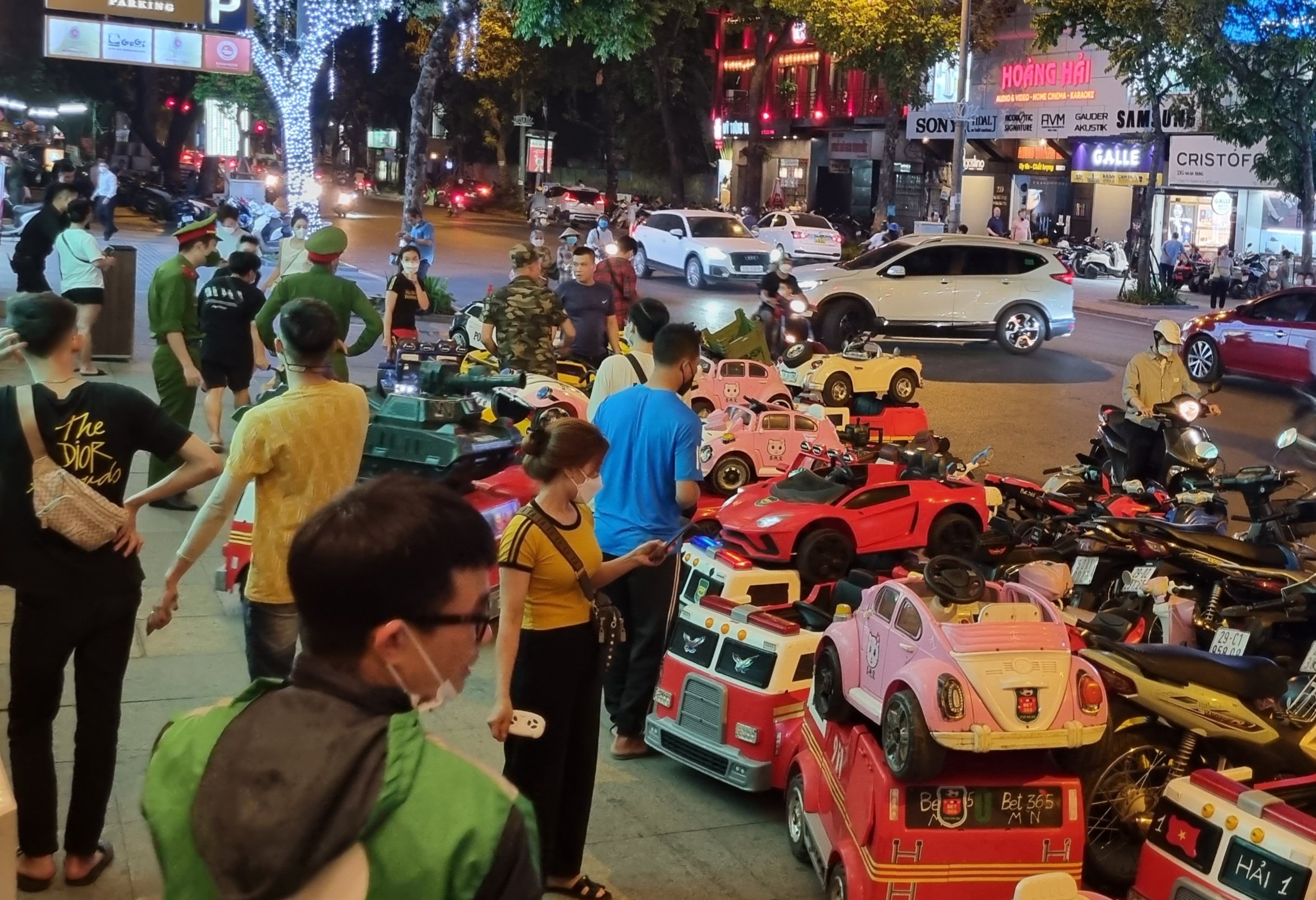 xe điện ở phố đi bộ hồ Gươm ảnh 3 xe dien o pho di bo ho Guom anh 3