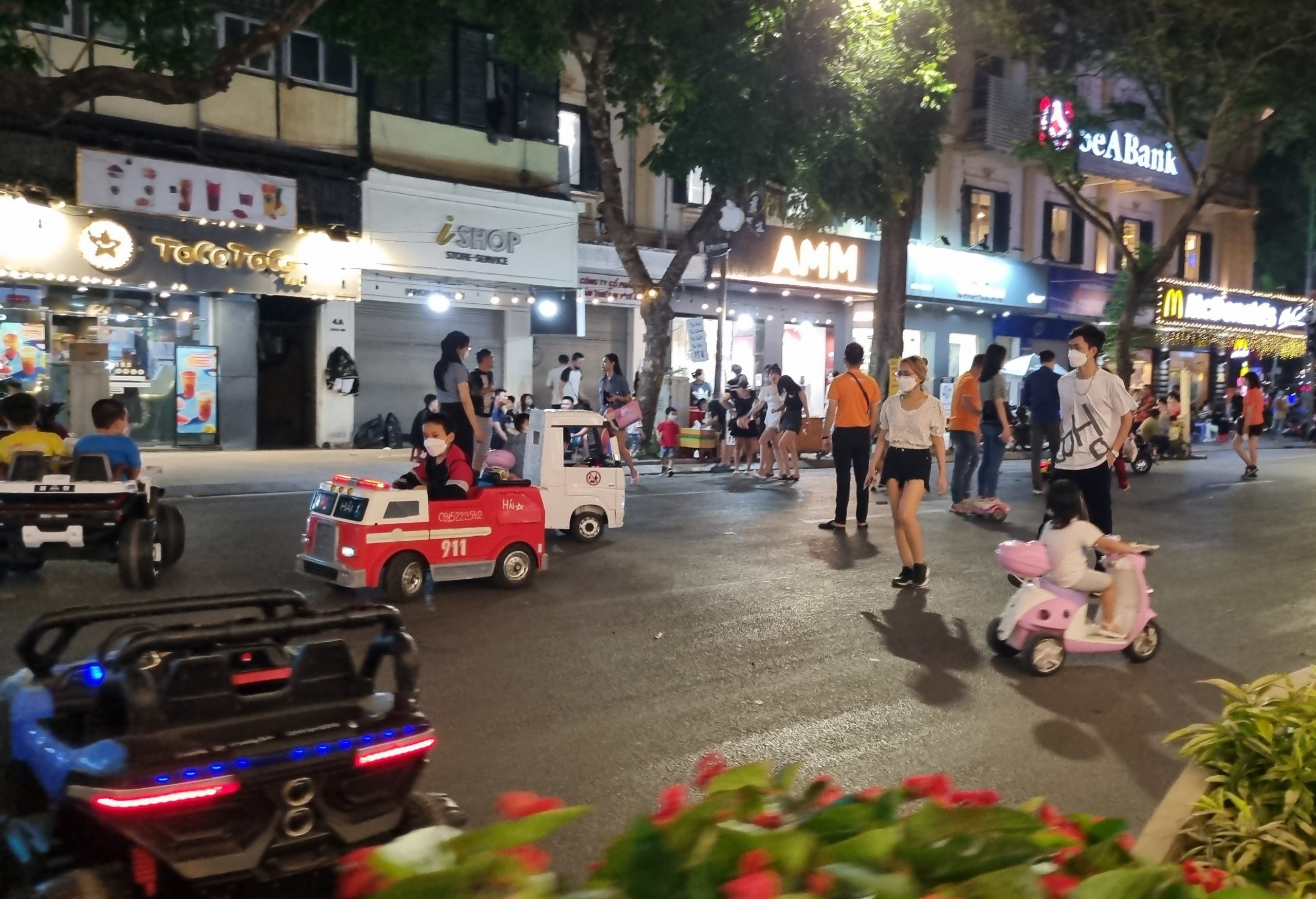 xe điện ở phố đi bộ hồ Gươm ảnh 4 xe dien o pho di bo ho Guom anh 4