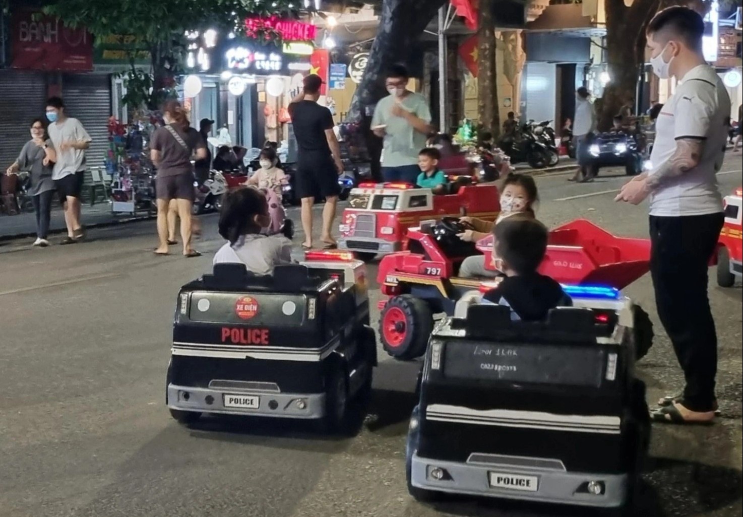 Nghich ly xe dien mini o pho di bo hinh anh