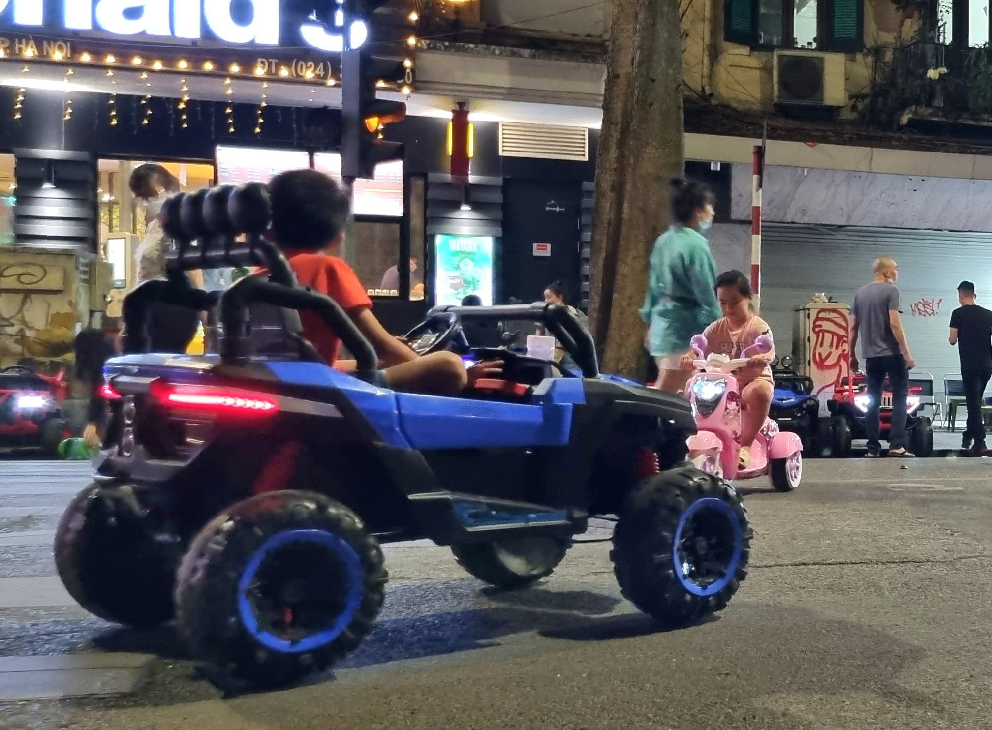 Xu phat, thu giu hon 100 xe dien mini tren pho di bo ho Guom hinh anh