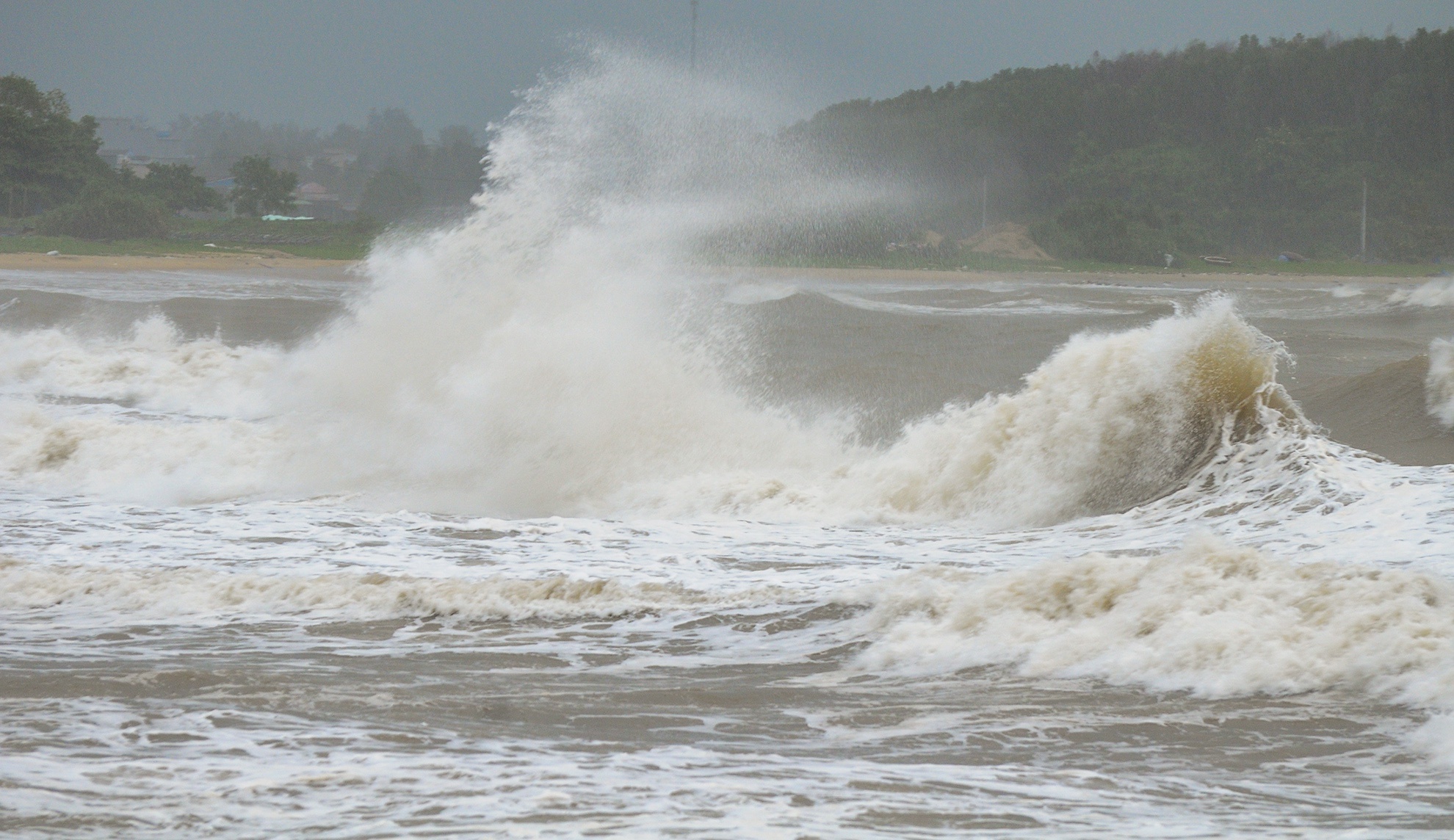 Mua lon va bao co the xuat hien vao dip nghi le 30/4 hinh anh
