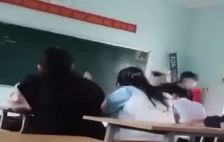 Phe binh thay giao de hoc sinh danh ban trong lop anh 1