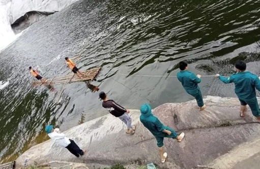 Nguoi dan ong mat tich bi an o thac 7 tang sau khi livestream hinh anh