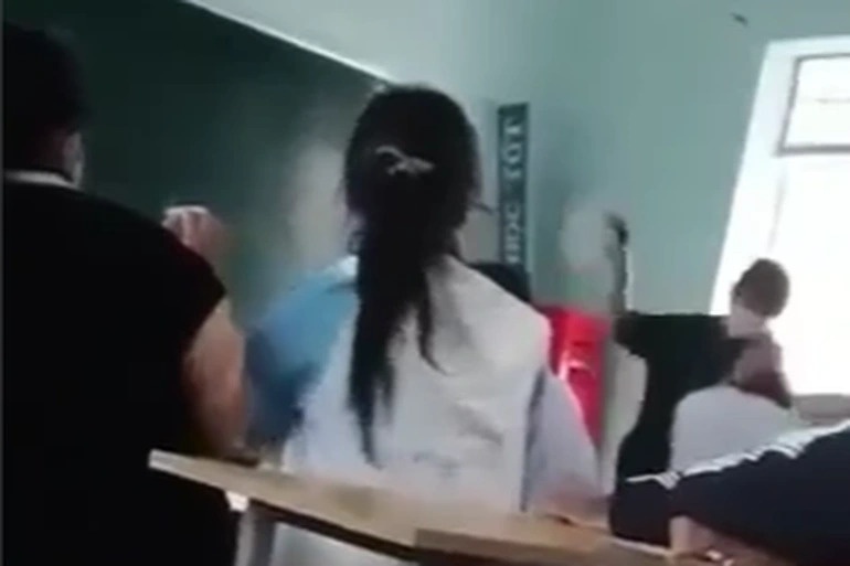 Phe binh thay giao de hoc sinh danh ban trong lop hinh anh