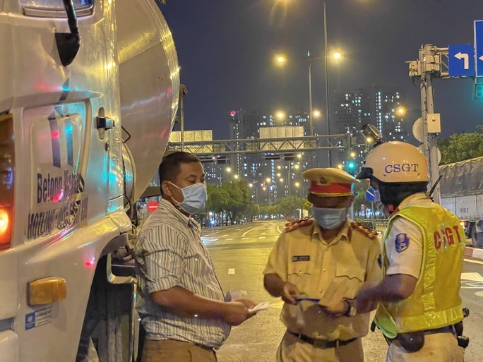 Xe bon, container vao 'tam ngam' cua luc luong lien nganh TP.HCM hinh anh