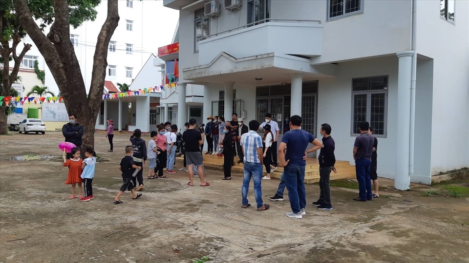 con 3 tuoi con song,  me lam giay khai tu anh 1