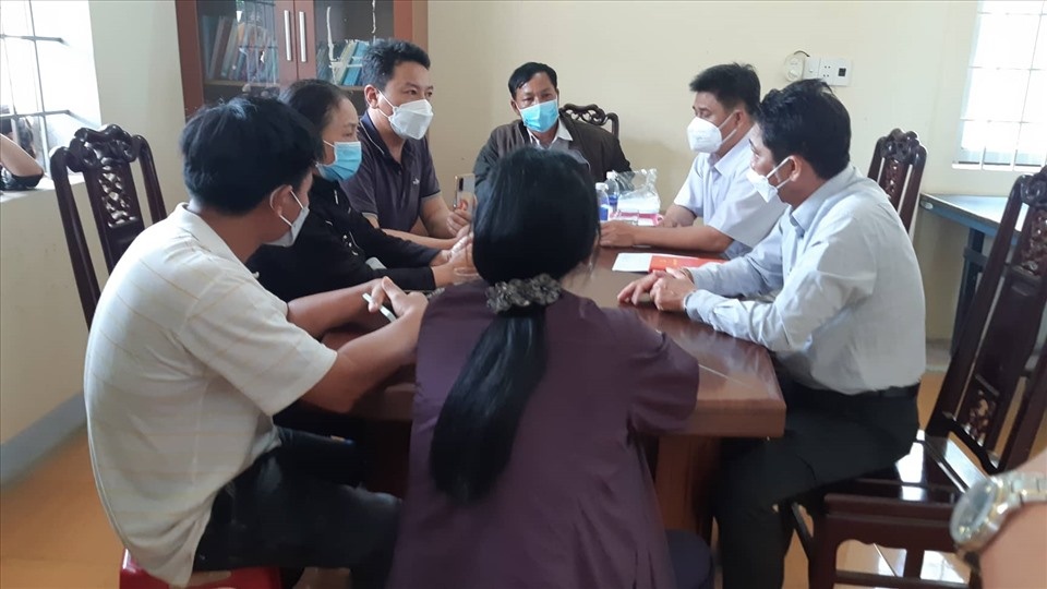 Vu con 3 tuoi con song, me lam giay khai tu: Som dua chau be tro ve hinh anh