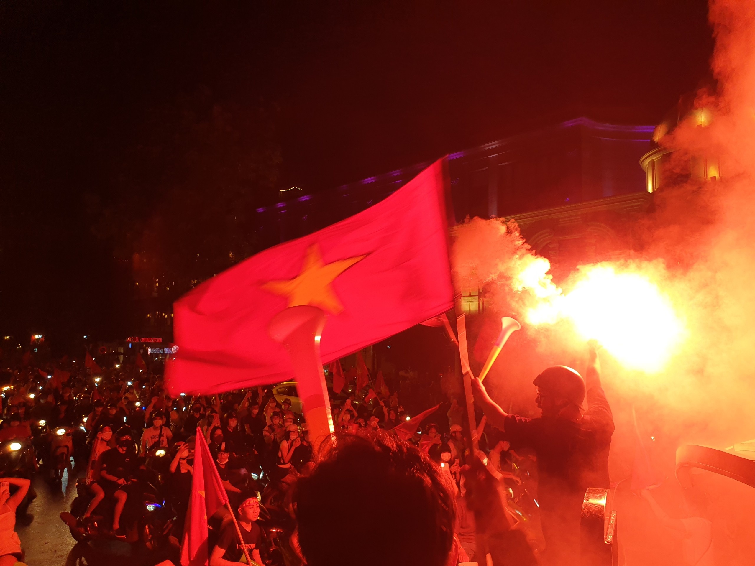 Khong khi nao nhiet o ho Guom khi U23 Viet Nam danh bai Thai Lan hinh anh