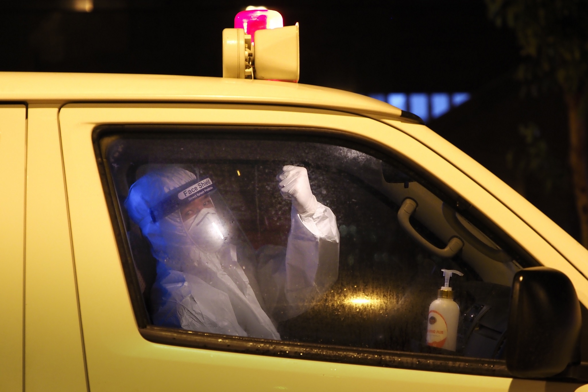 Cong an TP.HCM lam viec voi nhom 'mo duong cho xe cuu thuong' hinh anh