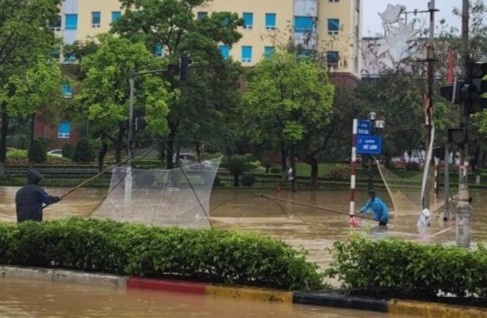 Duong bien thanh song, dan cat vo bat ca giua pho o Vinh Phuc hinh anh