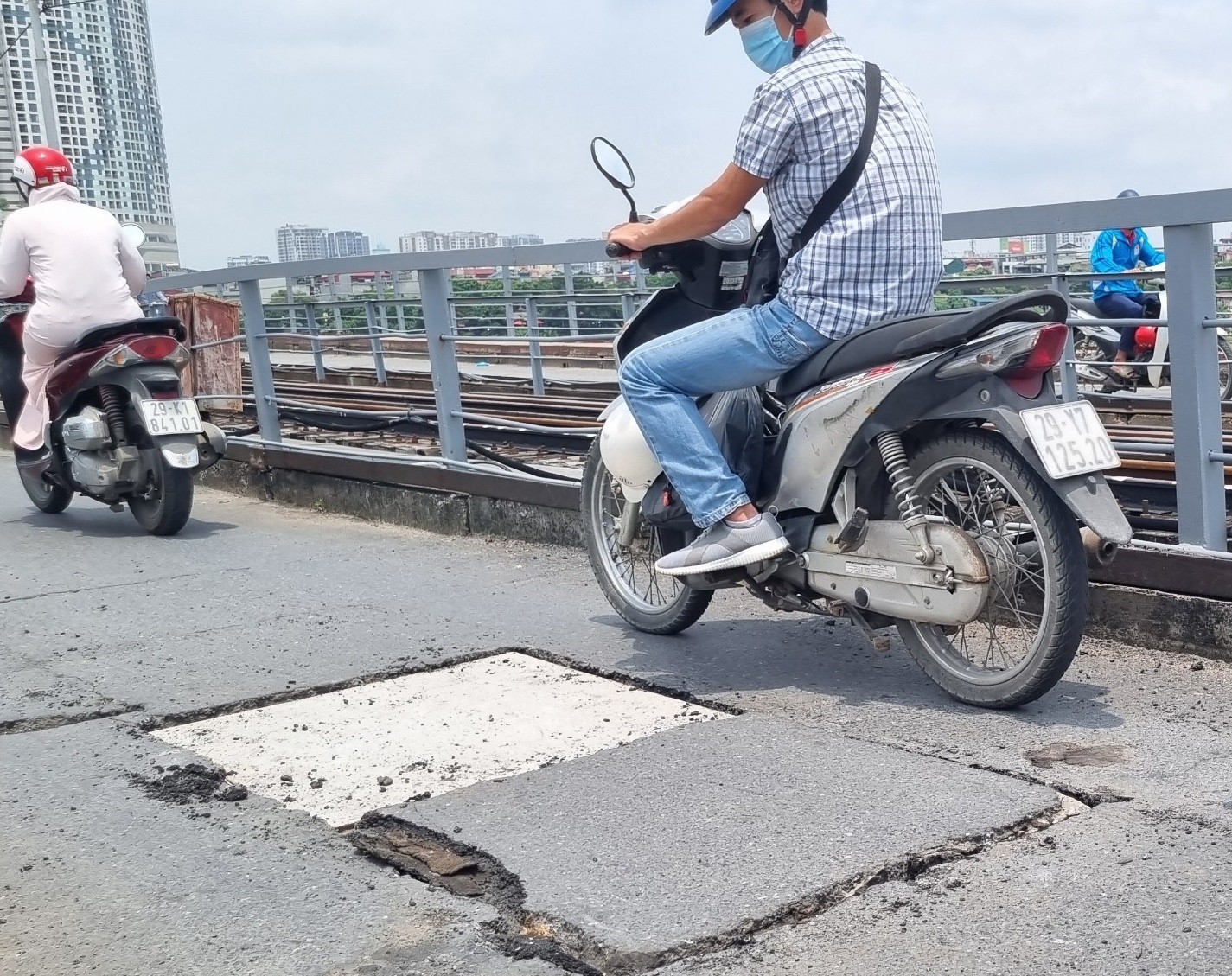 Nguoi dan ne 'mieng va' tren cau Long Bien hinh anh