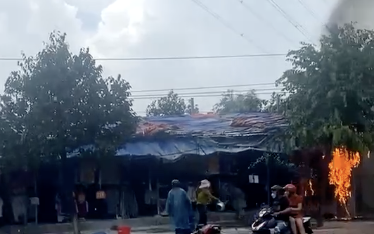 Cot dien bong dung boc chay, lan sang nha dan hinh anh