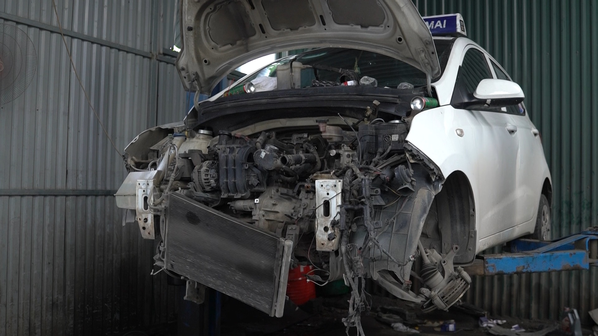 Hang loat oto 'nhap vien' sau tran mua ky luc o Ha Noi hinh anh