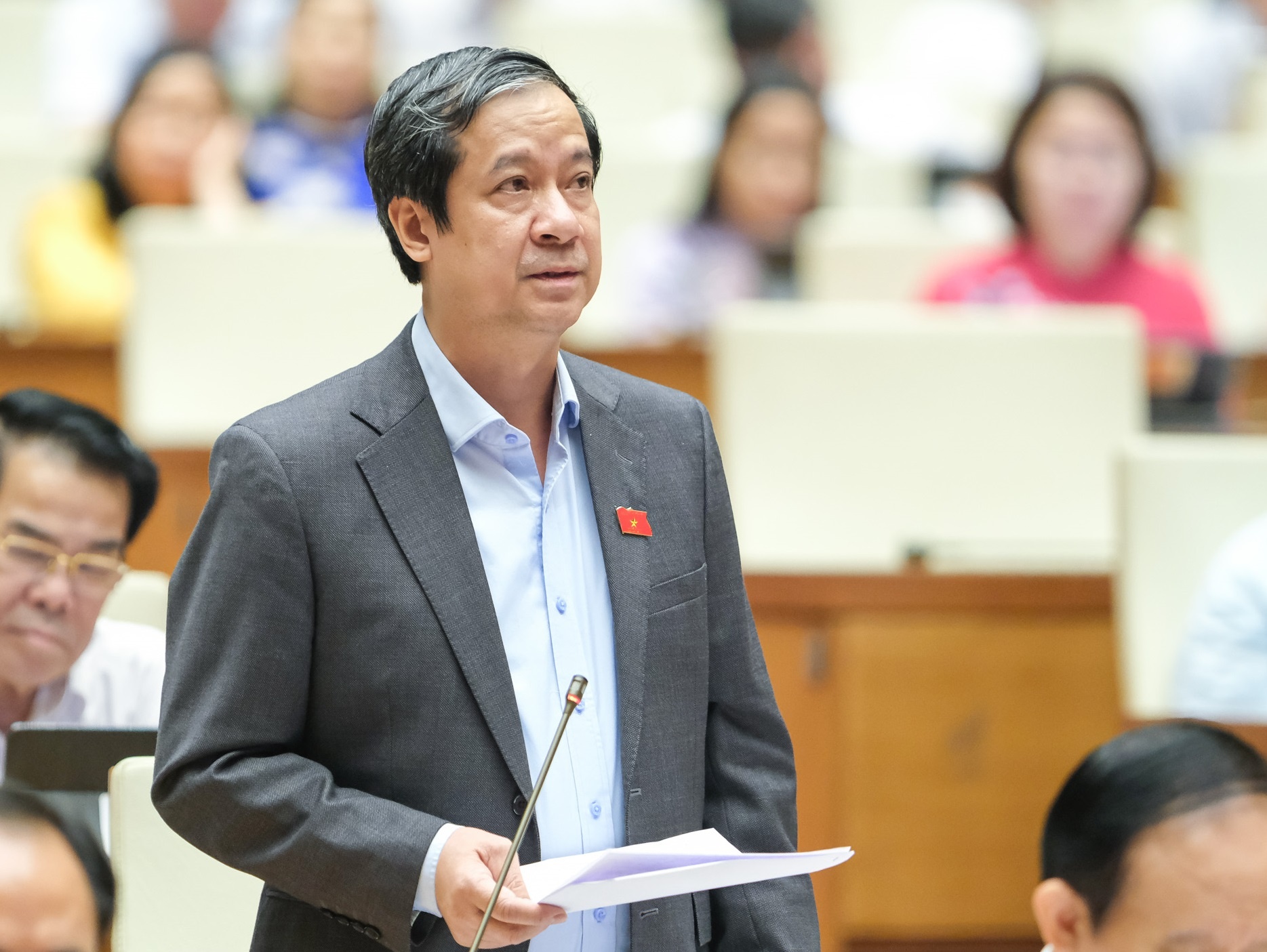 Bo truong Giao duc giai trinh ve tang hoc phi va gia sach giao khoa hinh anh