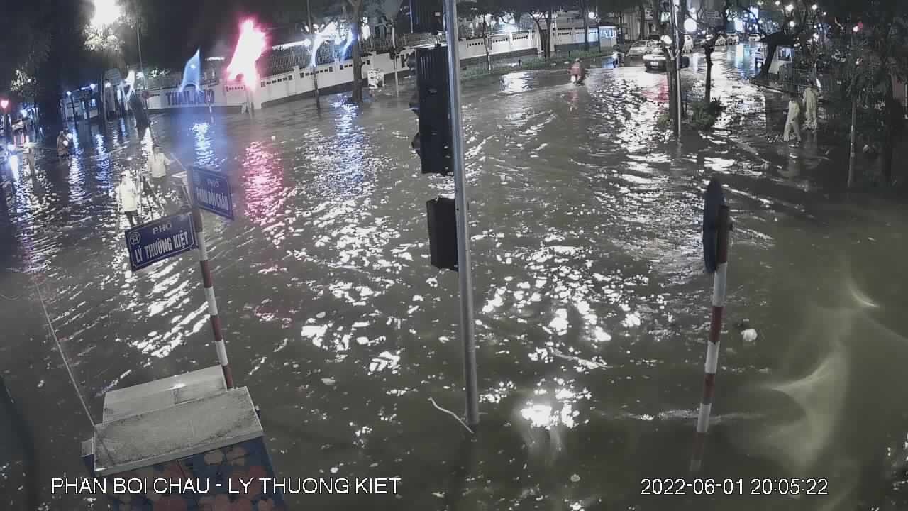 Hà Nội mưa lớn 200 mm ảnh 1 Ha Noi mua lon 200 mm anh 1