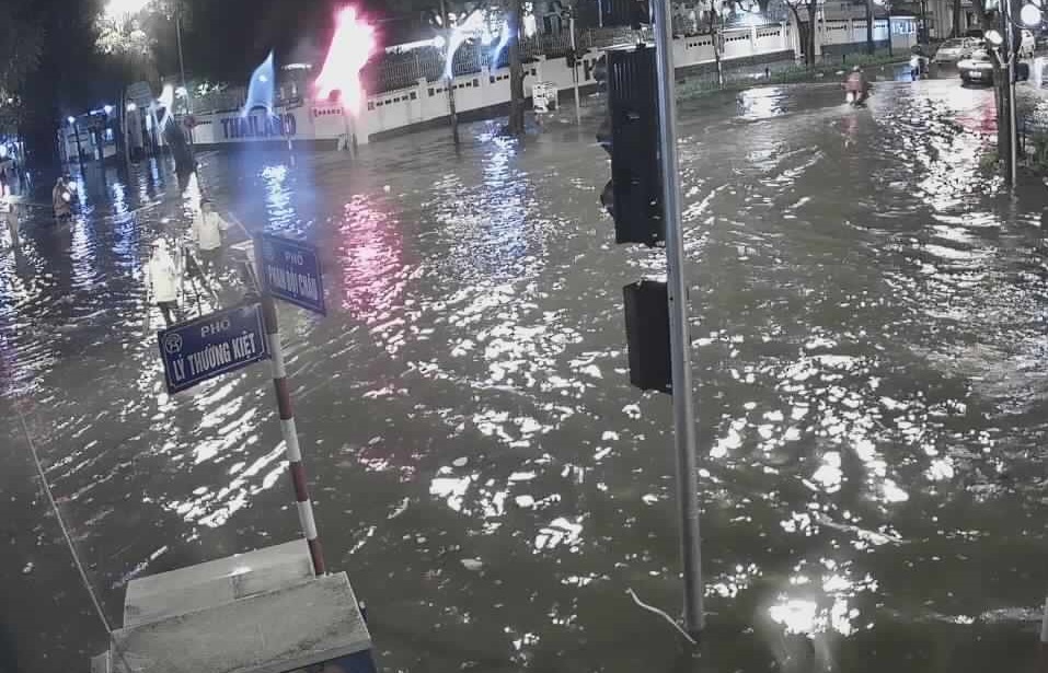 Ha Noi tiep tuc hung mua lon, co noi dat gan 200 mm trong 2 gio hinh anh