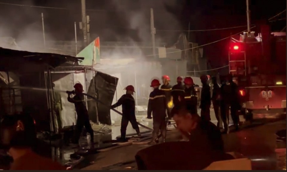 Chay lon trong dem tai khu vuc cho Muong Thanh hinh anh