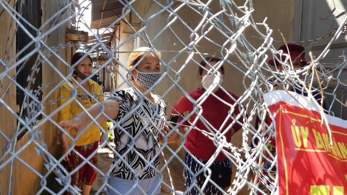 Xa dung kem gai rao chan loi di cua nhieu ho dan: To chuc thao do hinh anh