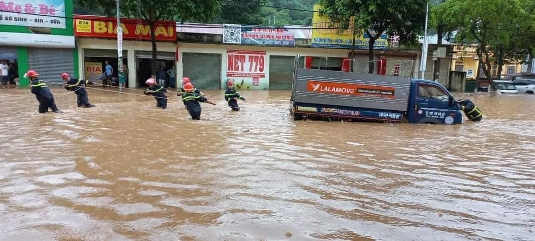 Son La ngap sau trong bien nuoc anh 4