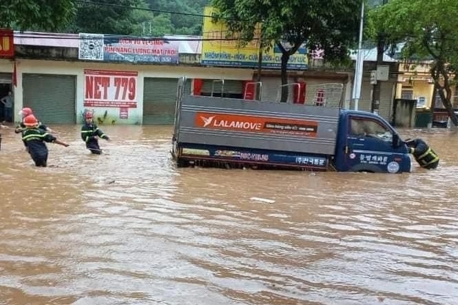 TP Son La mua lon, hang loat oto chet may giua bien nuoc hinh anh