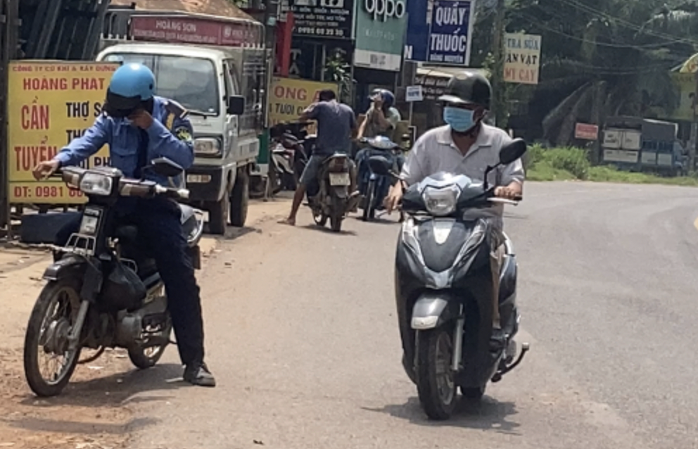 Xe tai cho hoa chat ro ri, hang tram nguoi di duong cay mat, kho tho hinh anh