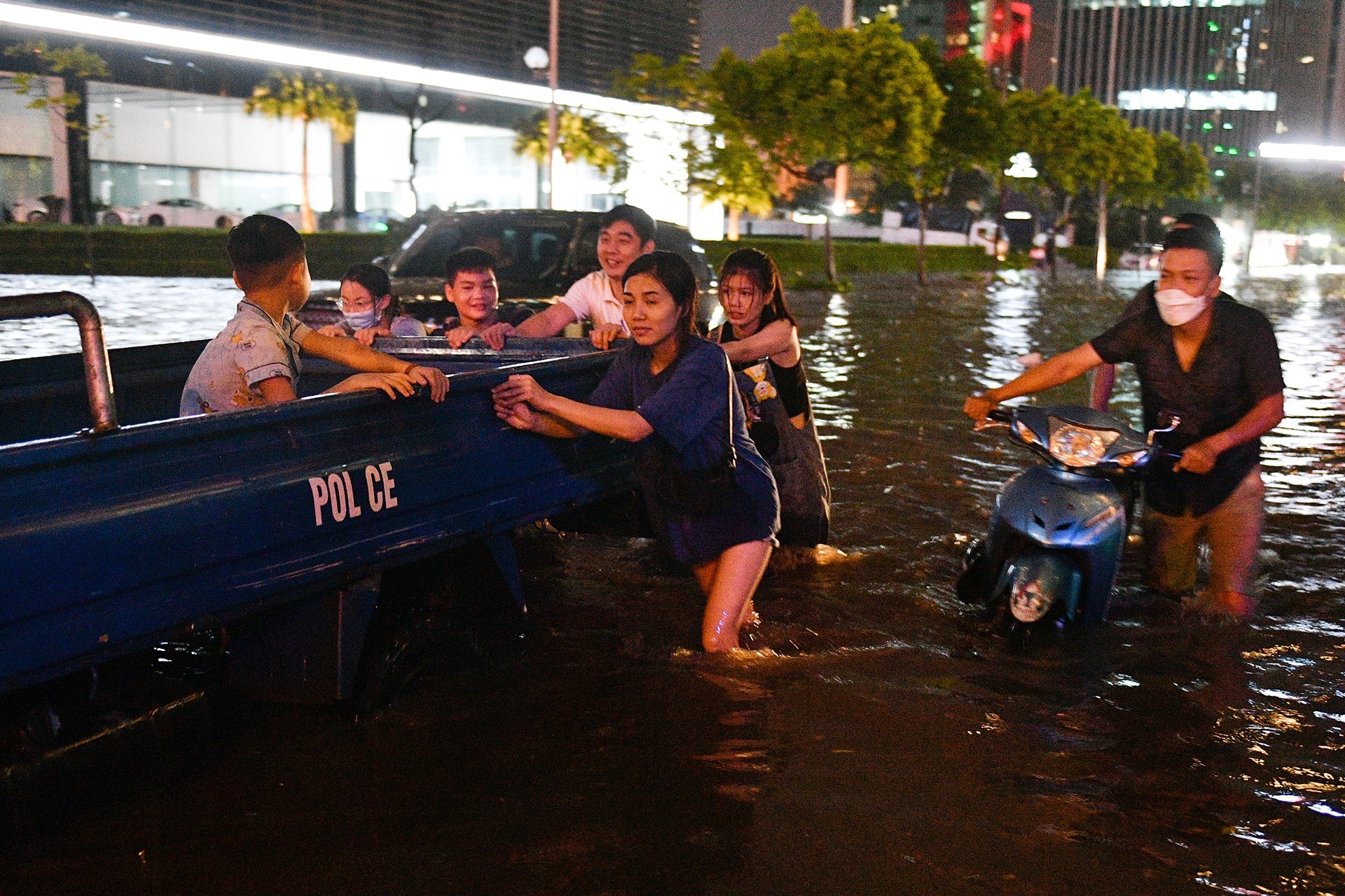 Vi sao Ha Noi lien tuc hung mua lon? hinh anh