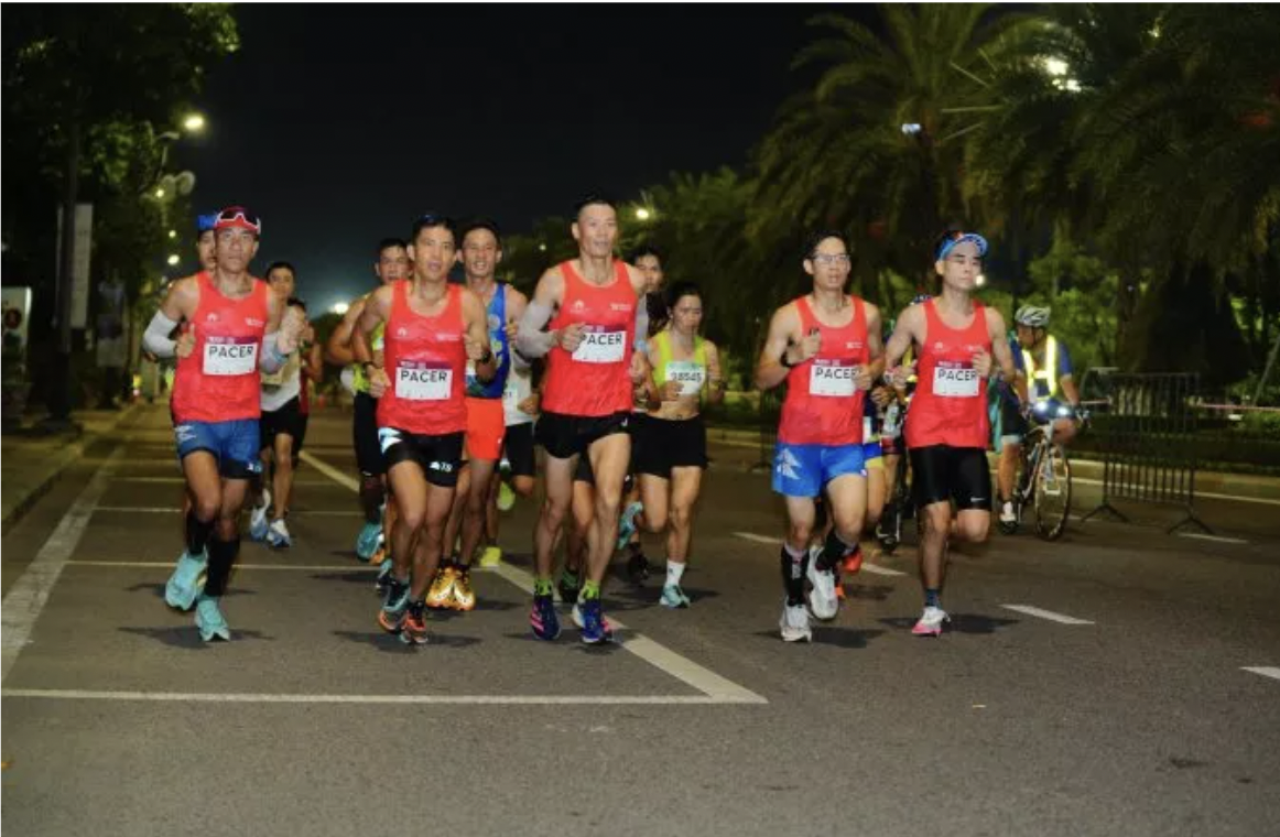 Mot van dong vien qua doi sau khi du giai Marathon Quy Nhon hinh anh