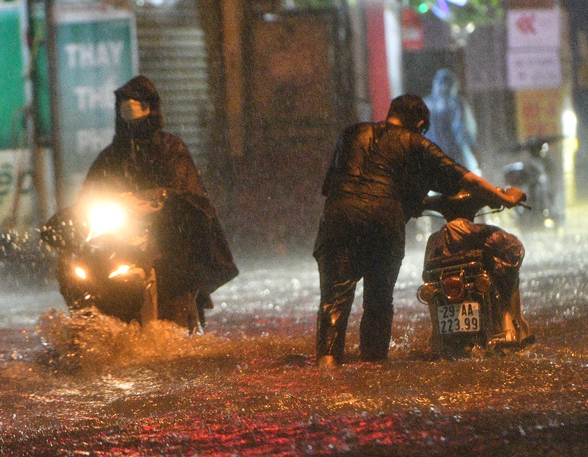 Ha Noi mua nhu trut nuoc hinh anh