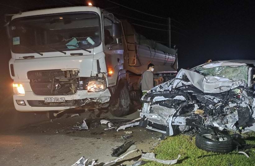 Oto con moi mua doi dau xe ben, 2 nguoi tu vong hinh anh