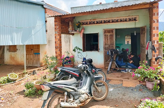 Lua sang Campuchia lam viec luong nghin do roi doi tien chuoc hinh anh