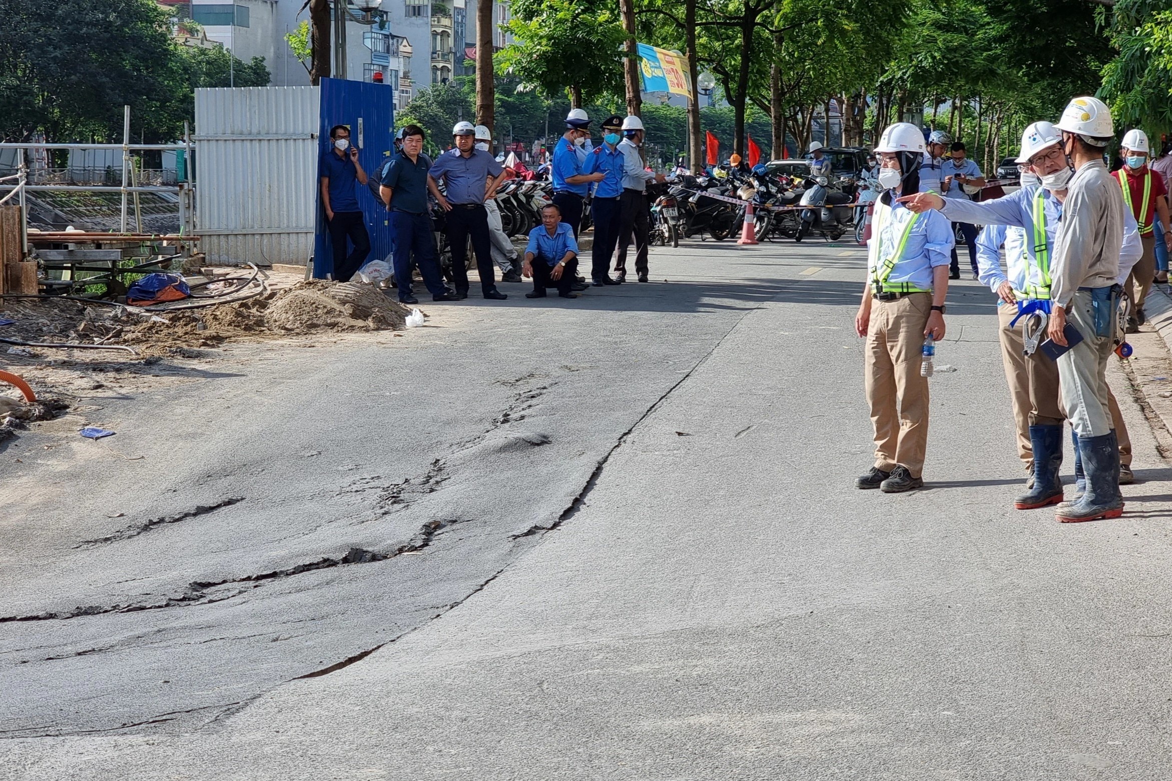 Duong ven song To Lich bat ngo sut sau 1 met hinh anh