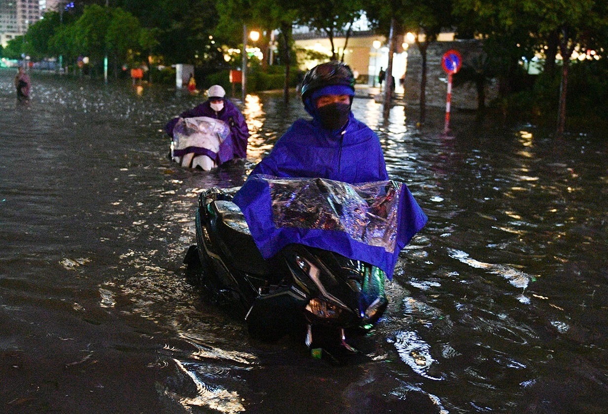 Vi sao quan Cau Giay thuong hung luong mua lon nhat Ha Noi? hinh anh