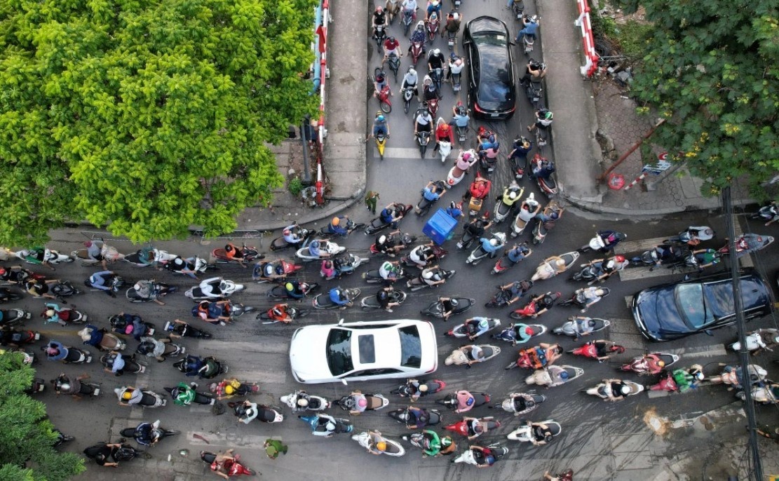 Xe co un u doc song To Lich sau su co sut nen duong hinh anh