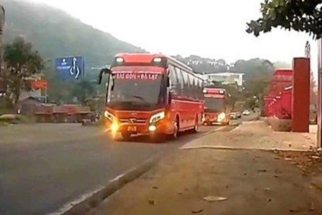 Ba tai xe xe khach Phuong Trang 'keo doan' vuot au tren deo Bao Loc hinh anh