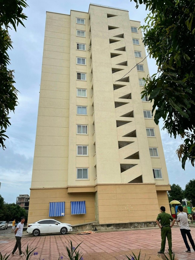 Nguoi dan ong roi tu tang cao chung cu luc sang som anh 1