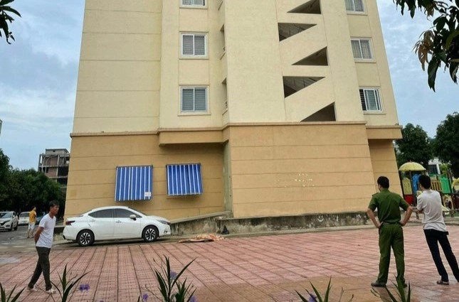 Nguoi dan ong roi tu tang cao chung cu luc sang som hinh anh