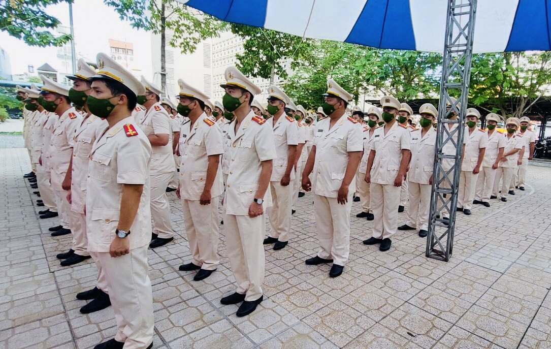 100 chien si ve cong an xa anh 1